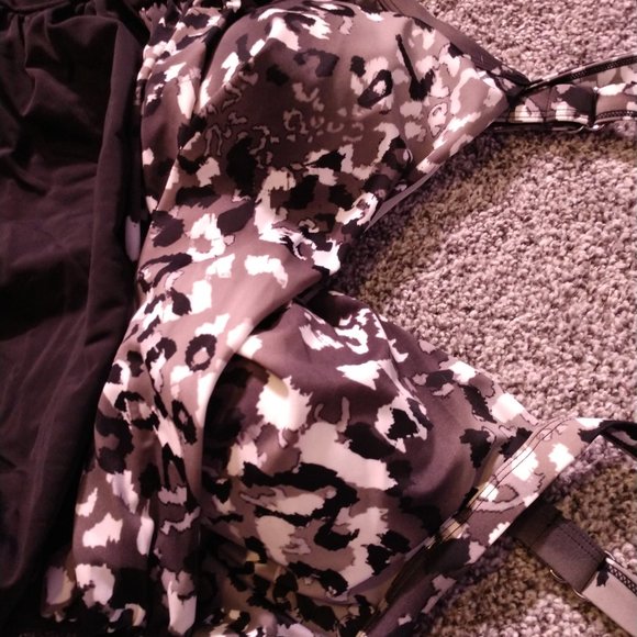 One-piece swimsuit NWT - Picture 3 of 4